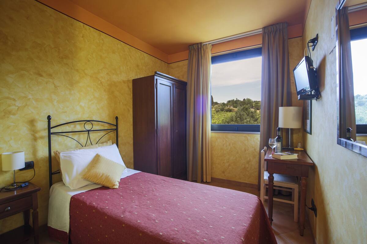 Double Room Single Use, 1 Queen Bed | Premium bedding, Select Comfort beds, minibar, in-room safe