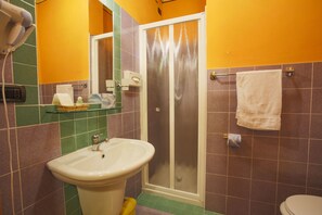 Double Room Single Use, 1 Queen Bed | Bathroom | Shower, free toiletries, hair dryer, bidet