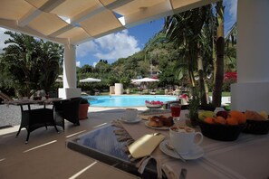 Poolside bar - Residence La Giara (Lipari)