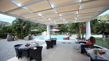 Poolside bar