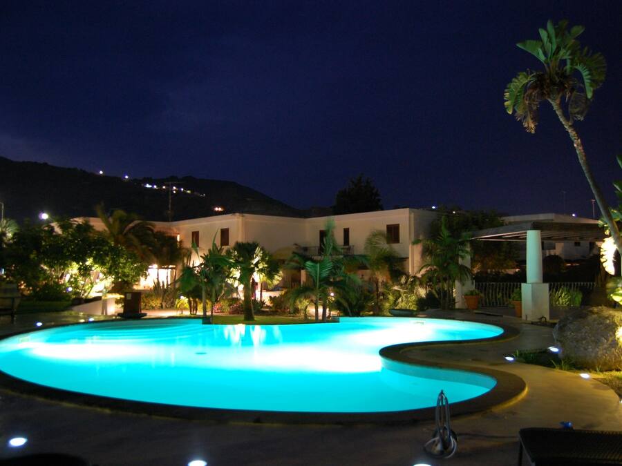 Een seizoensgebonden buitenzwembad, parasols voor strand/zwembad