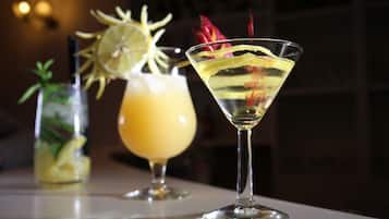 Trois cocktails sur un comptoir de bar, avec un arrière-plan flou.