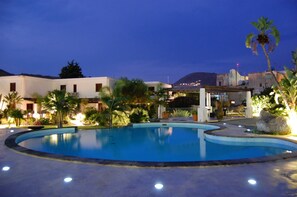 Seasonal outdoor pool, pool umbrellas, pool loungers - Residence La Giara (Lipari)