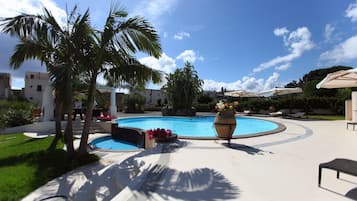 Piscine extérieure, parasols de plage, chaises longues