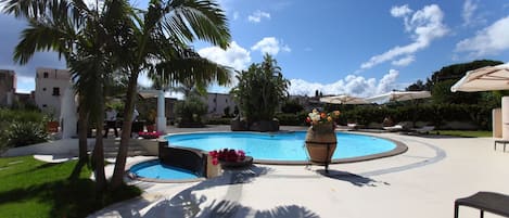 Piscine extérieure, parasols de plage, chaises longues