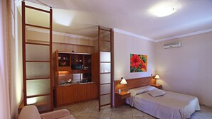 One Bedroom Apartment for 3 people | セーフティボックス (室内)、デスク、WiFi (無料)、ベッドシーツ
