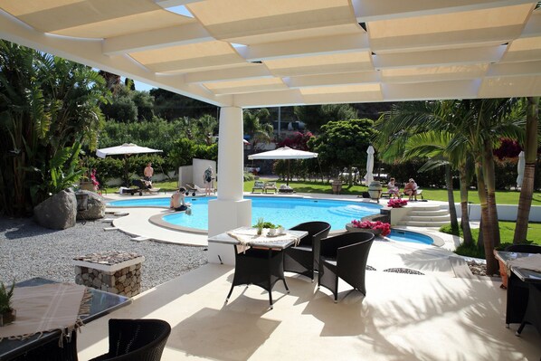 Außenpool (je nach Saison geöffnet), Sonnenschirme, Liegestühle