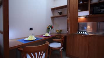Tủ lạnh, bếp nấu, dụng cụ pha cà phê/trà, ấm điện