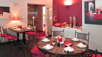 Café da manhã com buffet diário (EUR 14 por pessoa)