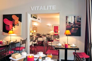 Desayuno buffet diario (EUR 14 por persona)