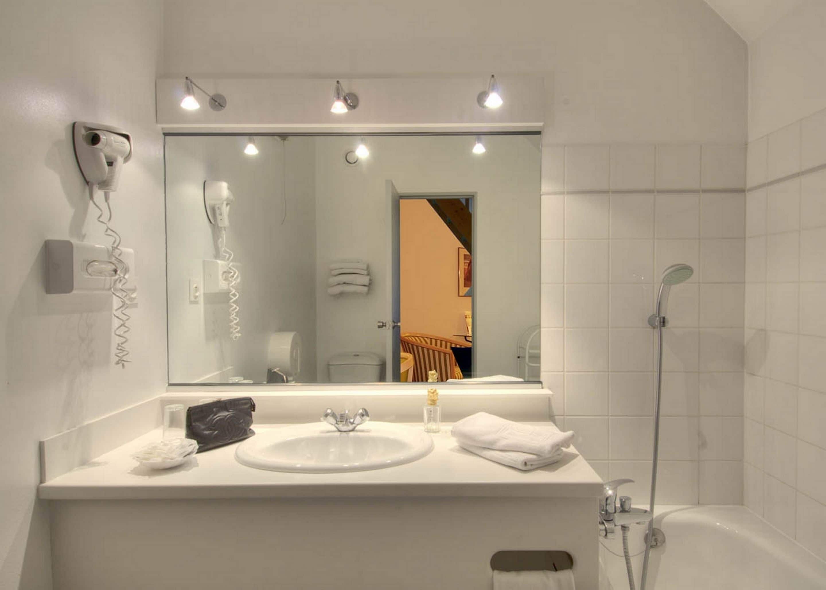 combined shower/bathtub, free toiletries, hair dryer, towels