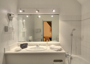 Bathtub, free toiletries, hair dryer, towels - Les Jardins d'Adalric (Obernai)