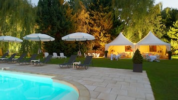 Piscina externa sazonal, funciona das 8h às 19h, guarda-sóis