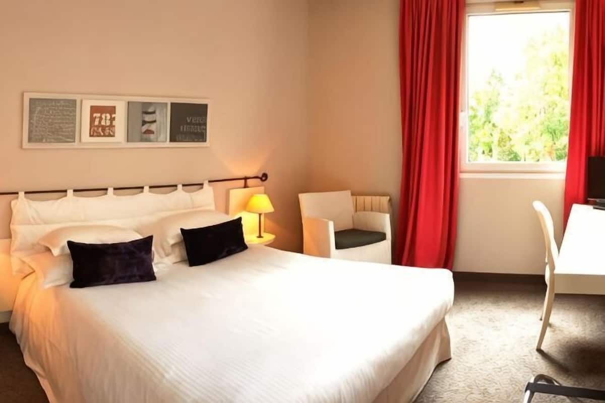 Premium bedding, desk, soundproofing, free cots/infant beds
