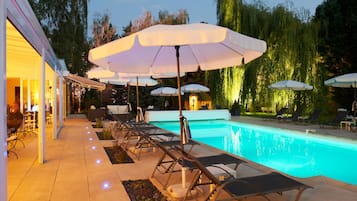 Piscina externa sazonal, funciona das 8h às 19h, guarda-sóis