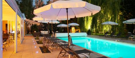Piscine extérieure (ouverte en saison), parasols de plage