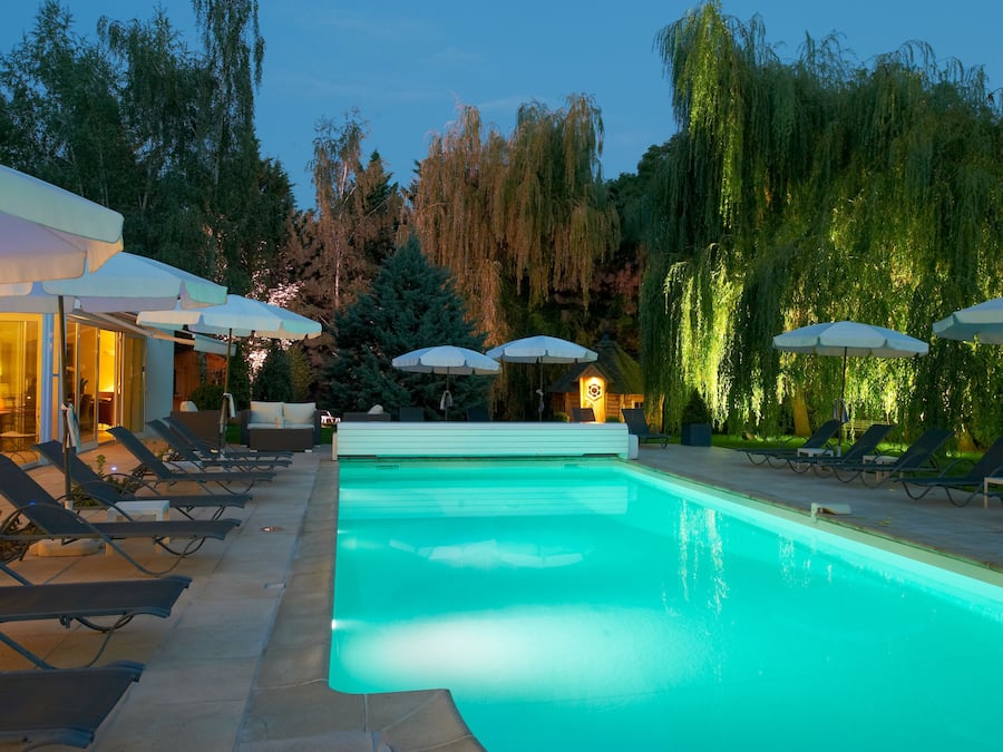 Piscine extérieure (ouverte en saison), parasols de plage