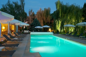 Piscina externa sazonal, funciona das 8h às 19h, guarda-sóis