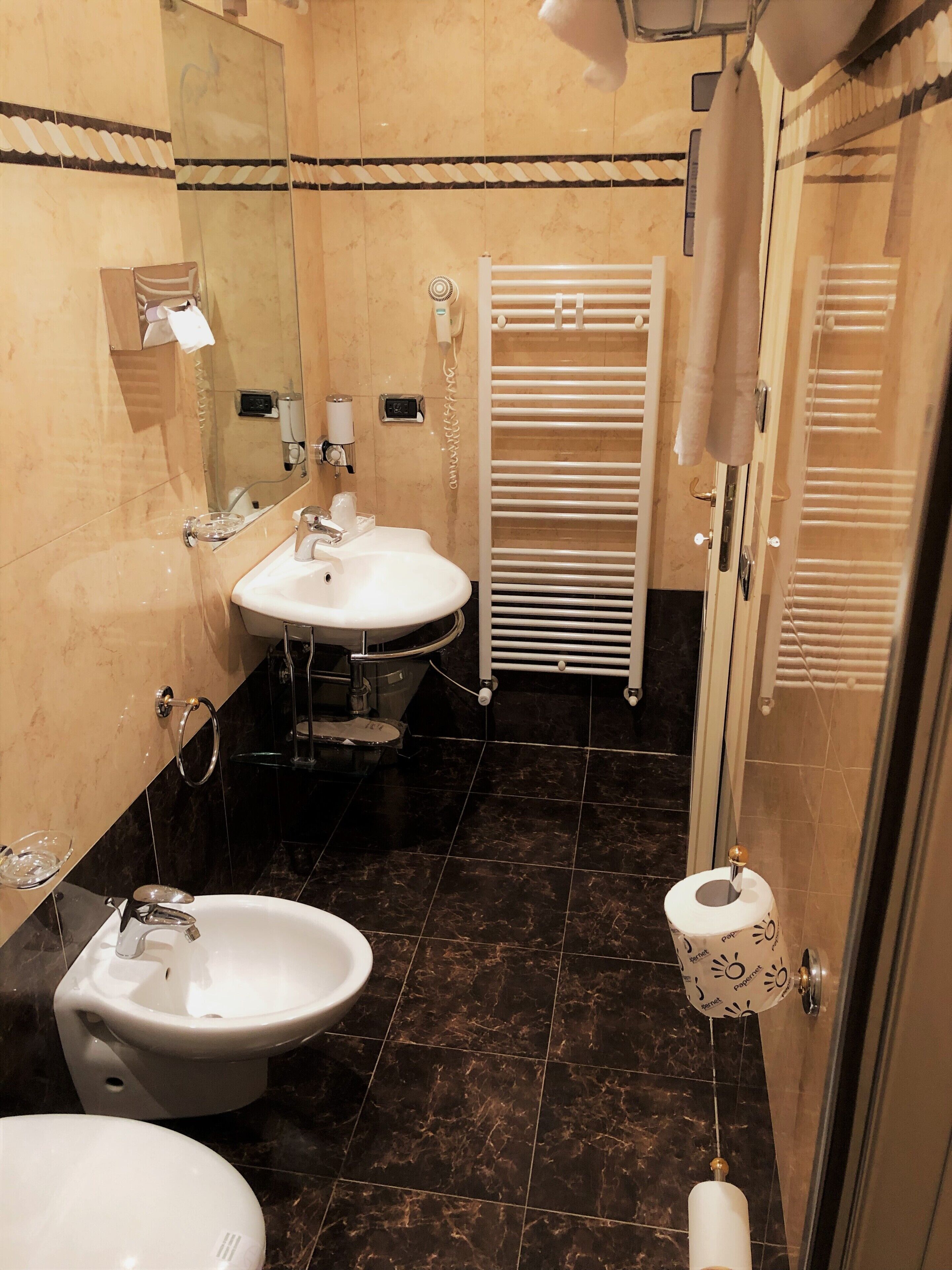 Duschwanne, Haartrockner, Hausschuhe, Bidet