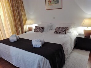 Iron/ironing board, bed sheets - Apartamentos da Balaia (Albufeira)