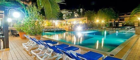 2 つの屋外プール