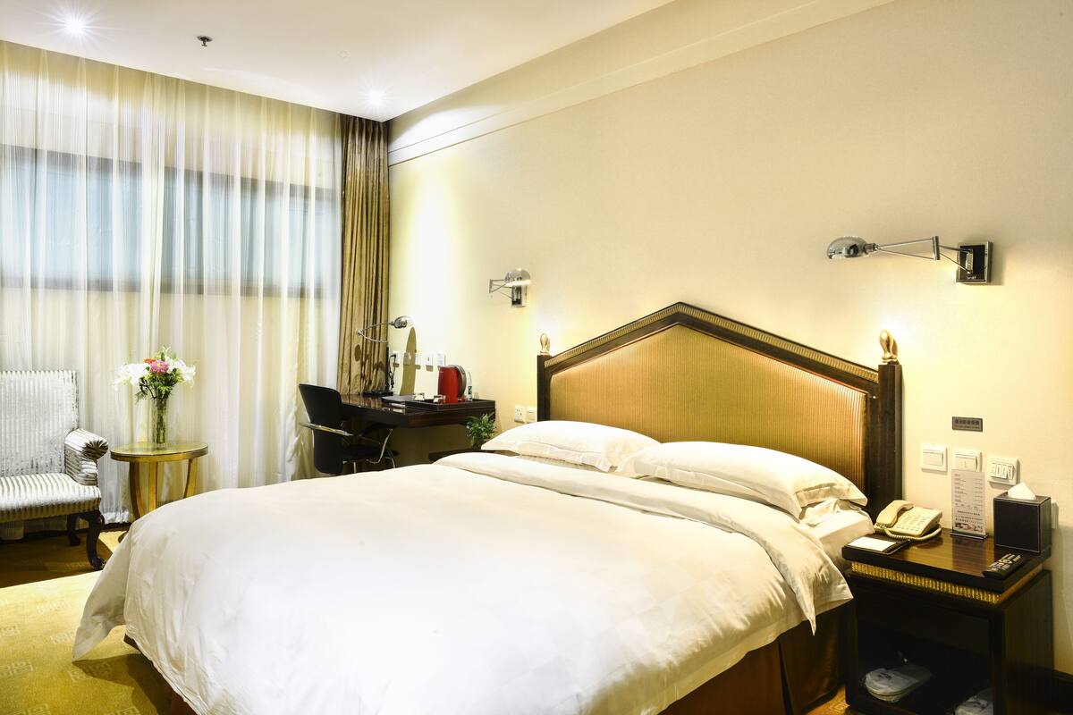 Standard Room, 1 King Bed | Desk, blackout drapes, rollaway beds (surcharge), WiFi (free)