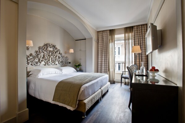 Deluxe Double Room | Egyptian cotton sheets, premium bedding, down duvets, memory-foam beds - Casa Montani (Rome)