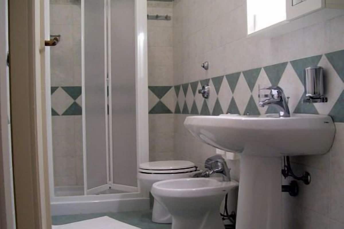 Dusche, kostenlose Toilettenartikel, Haartrockner, Bidet