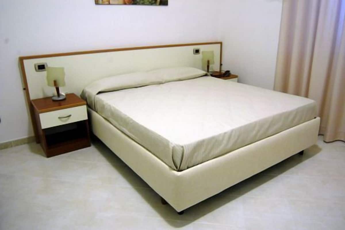 Chambre Double | Minibar, coffres-forts dans les chambres, bureau