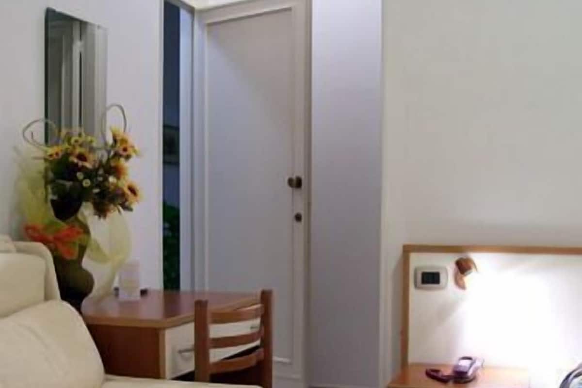Vierbettzimmer | Wohnbereich | Fernseher