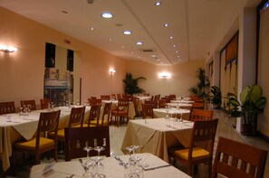 Dinner served - Villa Speranza (Misiliscemi)