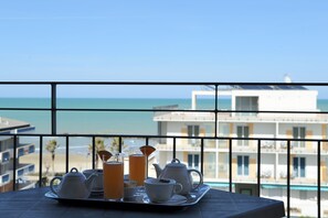 Minibar, coffres-forts dans les chambres, bureau