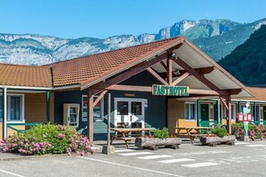 Front of property - Fasthôtel Thônes (Thones)