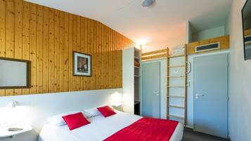 Triple Room 1 double and 1 single bed | Desk, soundproofing, iron/ironing board, free WiFi