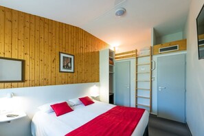 Dreibettzimmer | Schreibtisch, schallisolierte Zimmer, Bügeleisen/Bügelbrett