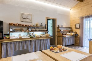 每日供应自助式早餐（需付费）