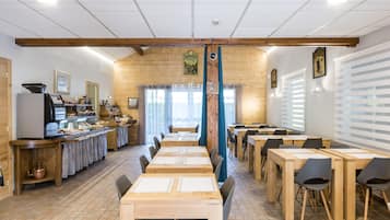 Desayuno buffet diario (EUR 10 por persona)