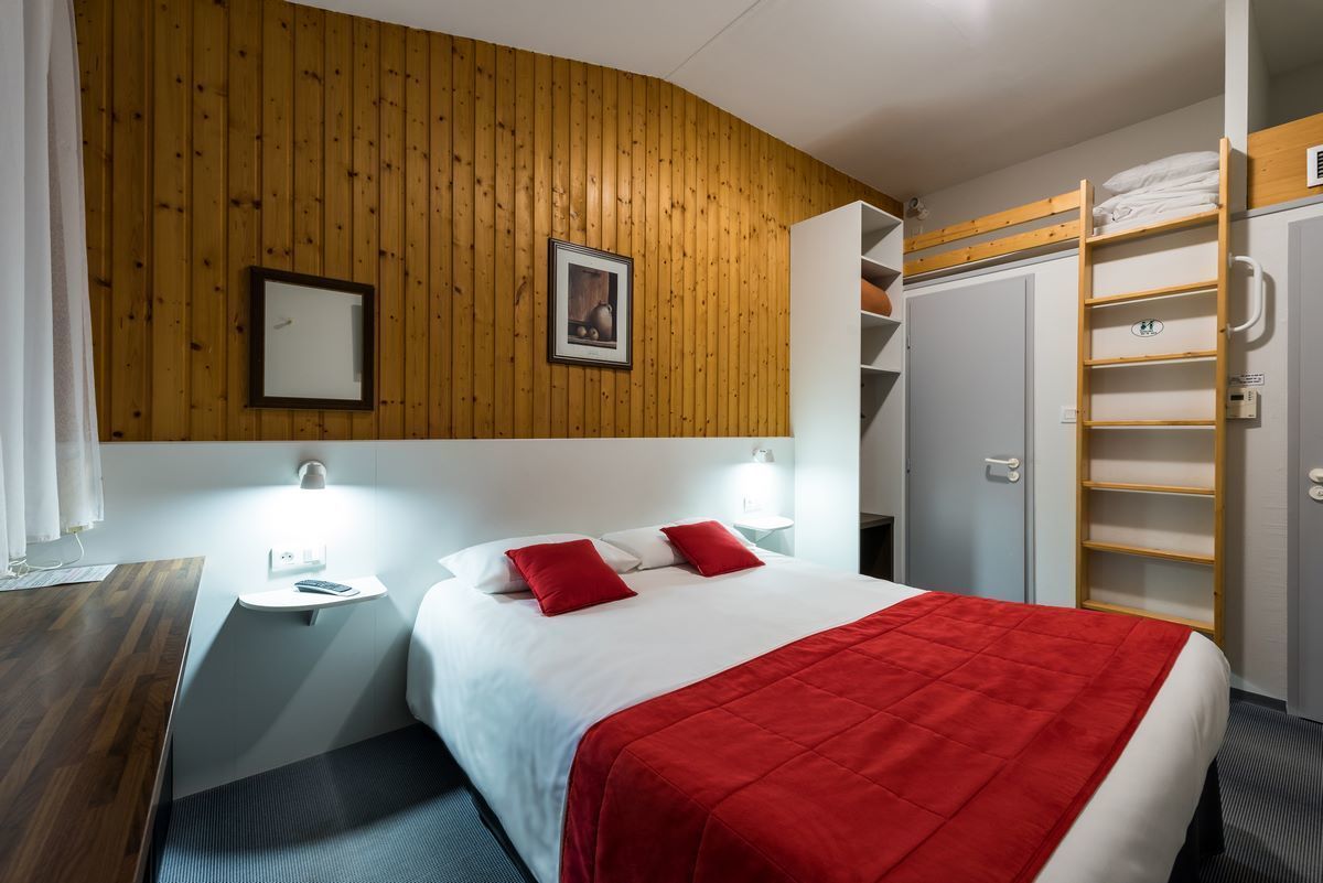 triple room 1 double and 1 single bed | 1 bedroom, desk, soundproofing, iron/ironing board