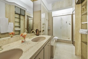 Suite luxueuse, salle de bain attenante | Salle de bain | Articles de toilette (gratuits), séchoir à cheveux, peignoirs, bidet