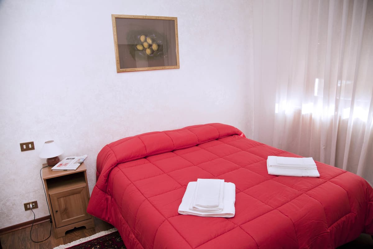 Premium bedding, desk, cribs (free), WiFi (free)