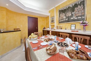 Daily cooked-to-order breakfast for a fee - Kosher B&B The Home in Rome (Rome)