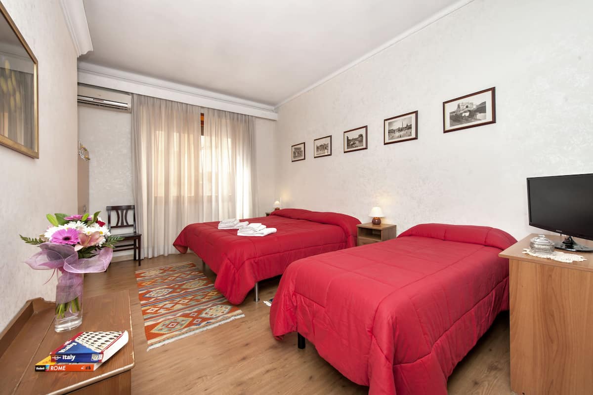 Triple Room, Shared Bathroom | Premium bedding, desk, cribs (free), WiFi (free)