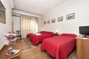 Triple Room, Shared Bathroom | Premium bedding, desk, free cribs/infant beds, free WiFi - Kosher B&B The Home in Rome (Rome)