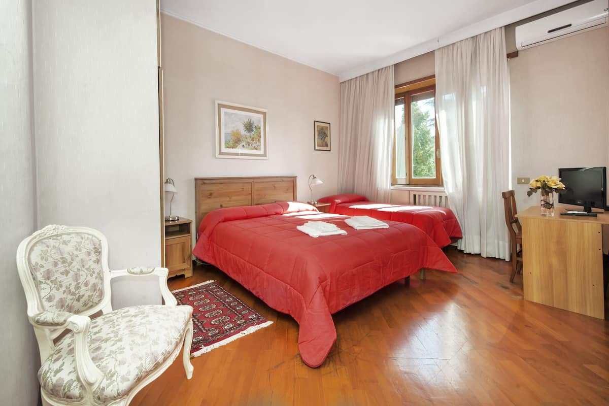 Luxury Suite, Ensuite | Premium bedding, desk, cribs (free), WiFi (free)
