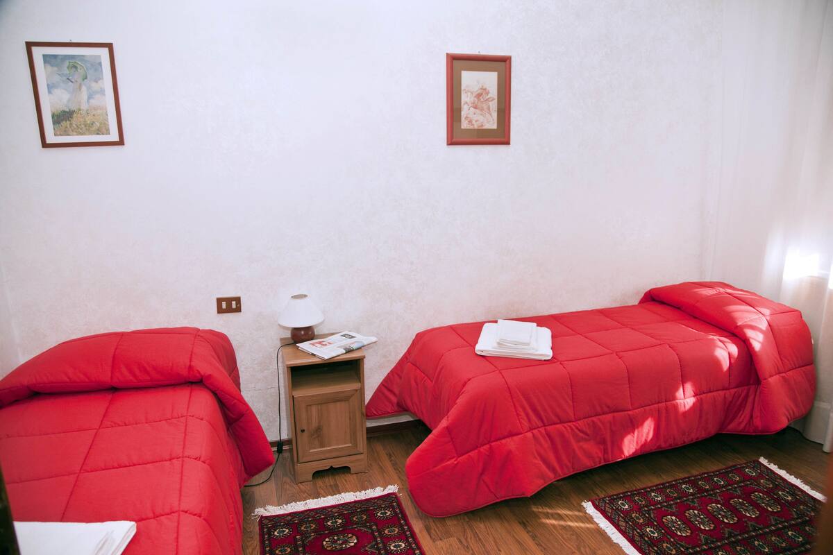 Double Room Single Use, Shared Bathroom | Premium bedding, desk, cribs (free), WiFi (free)