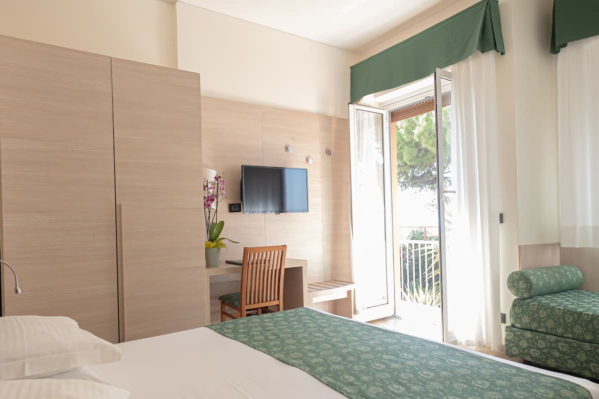 Comfort Double or Twin Room, Balcony (with Extra Bed) | Desk, soundproofing, free WiFi, bed sheets