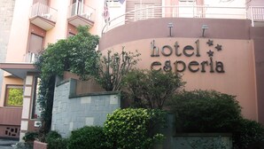 Um edifício com uma placa que diz 'Hotel Esperia'.