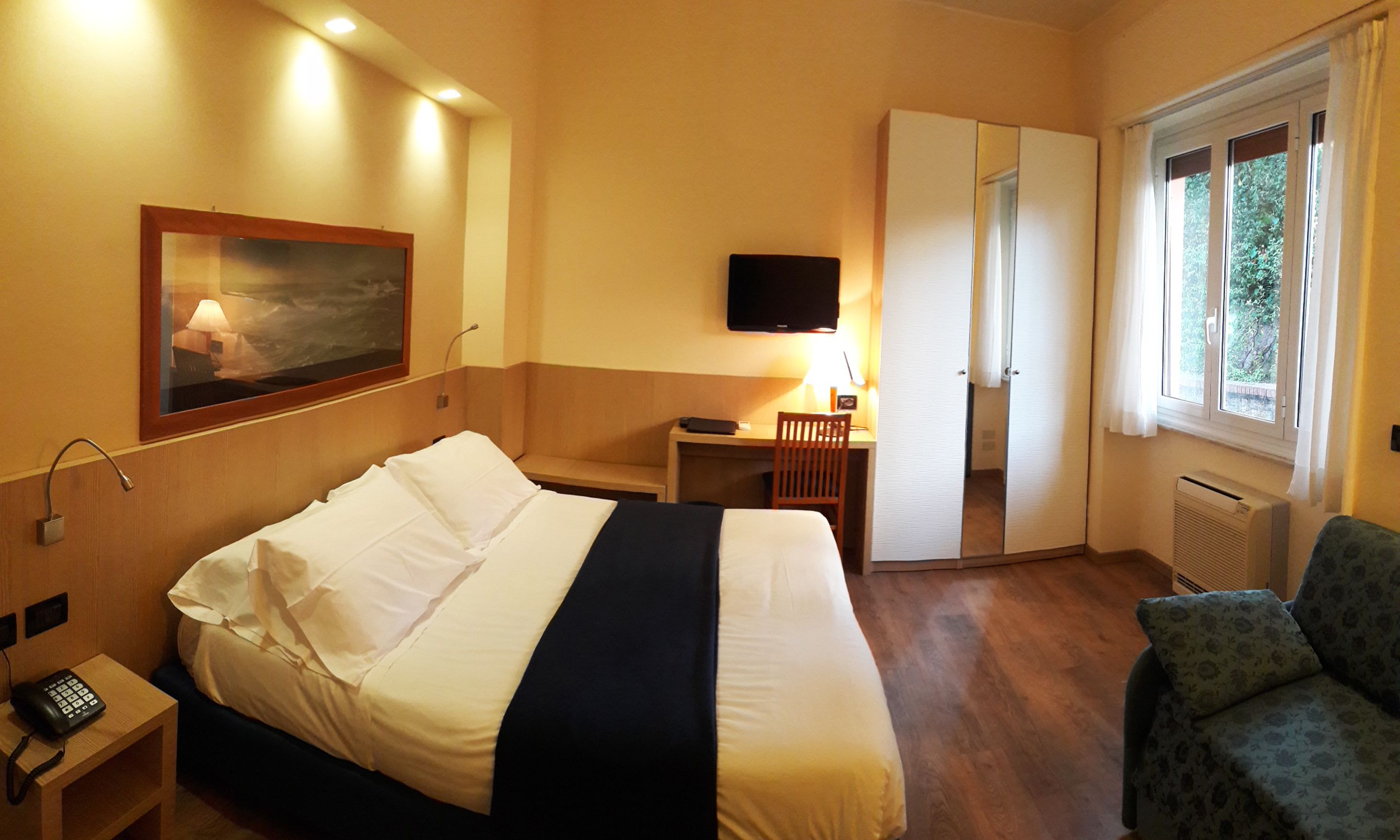 economy double or twin room | desk, soundproofing, free wifi, bed sheets