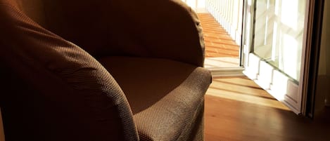 Camera Comfort con letto matrimoniale o 2 letti singoli, balcone | Una scrivania, insonorizzazione, Wi-Fi gratuito, lenzuola