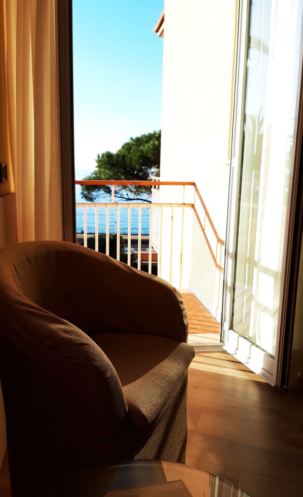 Comfort Double or Twin Room, Balcony | Desk, soundproofing, free WiFi, bed sheets - Hotel Esperia (Genoa)
